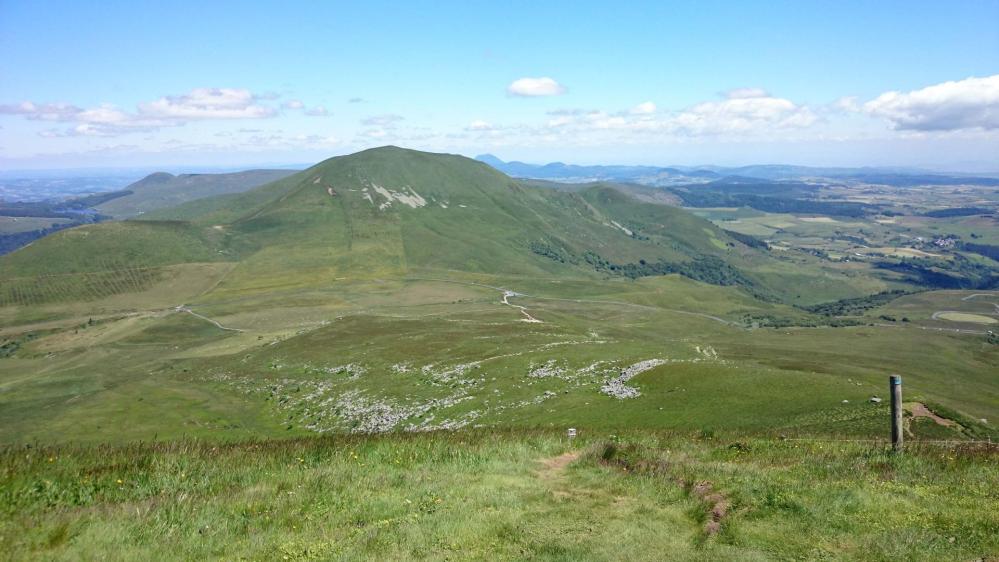 Depuis le roc de Cuzeau, vue vers le col de la Croix St Robert et le Puy de l' Angle