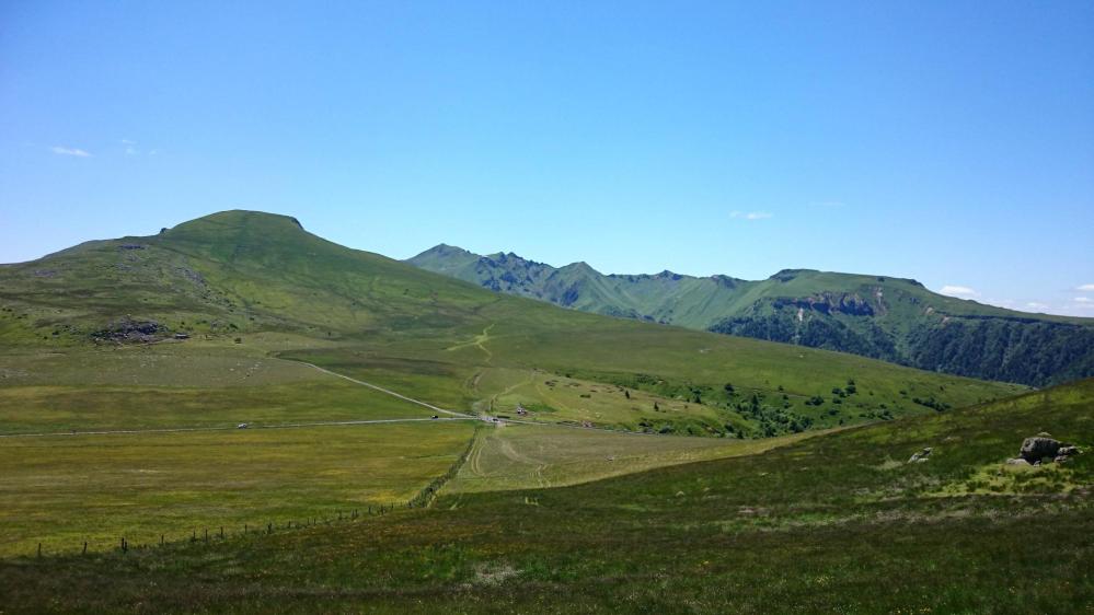 Depuis les premières pentes de la montée vers le Puy de l' Angle, vue arrière sur le col de la Croix St Robert