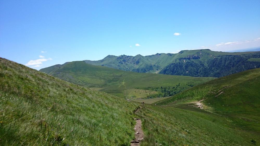 Le sentier mène de Puy en Puy ...