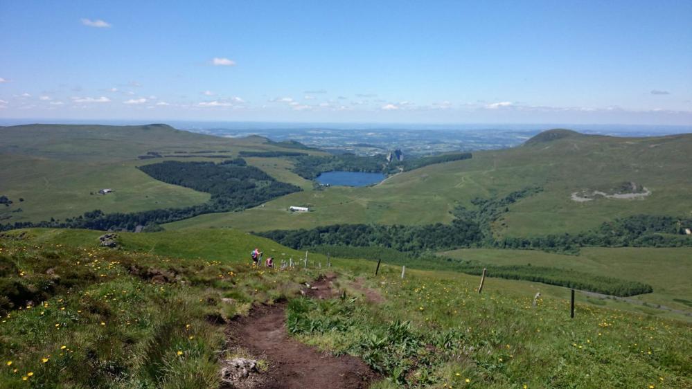 Descente du Puy de la Tâche vers le col de la Crooix Morand, aufond le lac de Guéry et la roche Tuilière