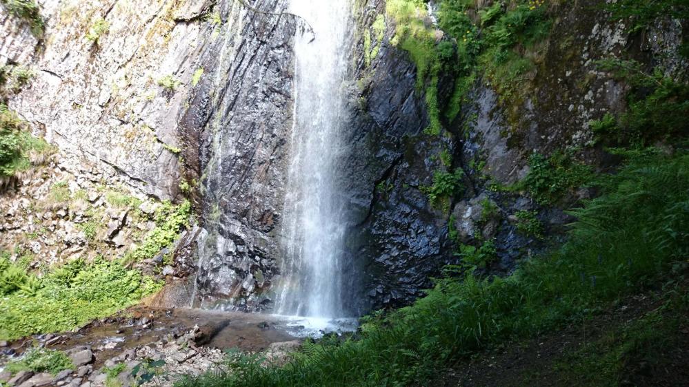 Passage devant la cascade du Queureuilh