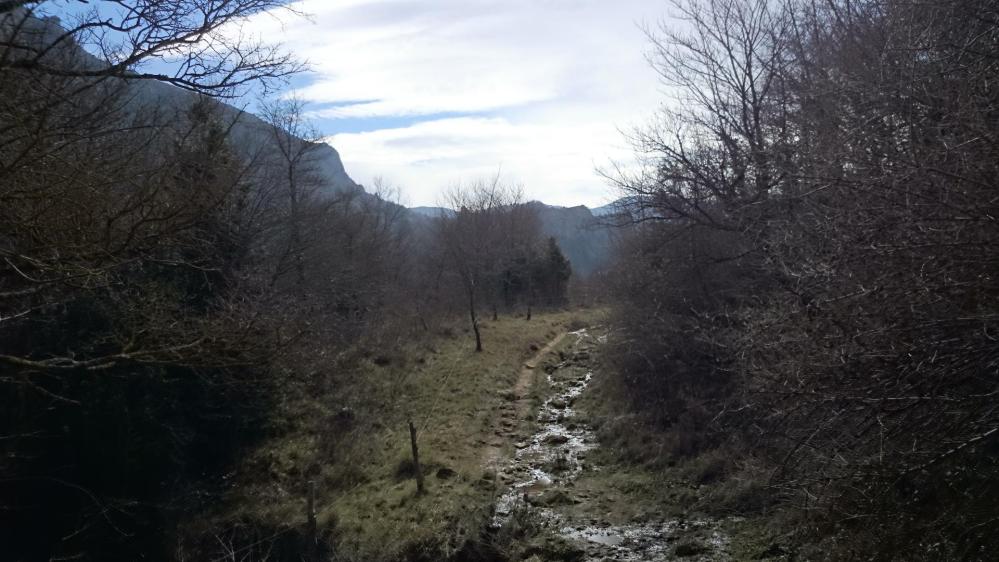 Le chemin du GR est envahi par les eaux de ruissellement !