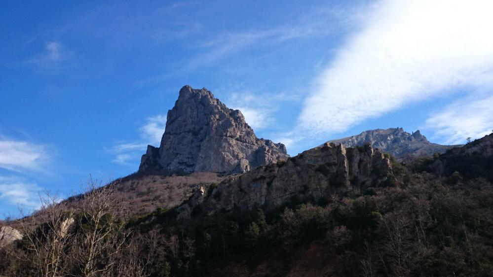 revenu sur le GR et sorti du sous bois, le massif du Bugarach s' impose !