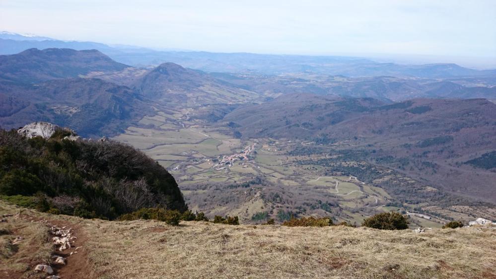 Pech de Bugarach ..le village de Bugarach en contrebas !