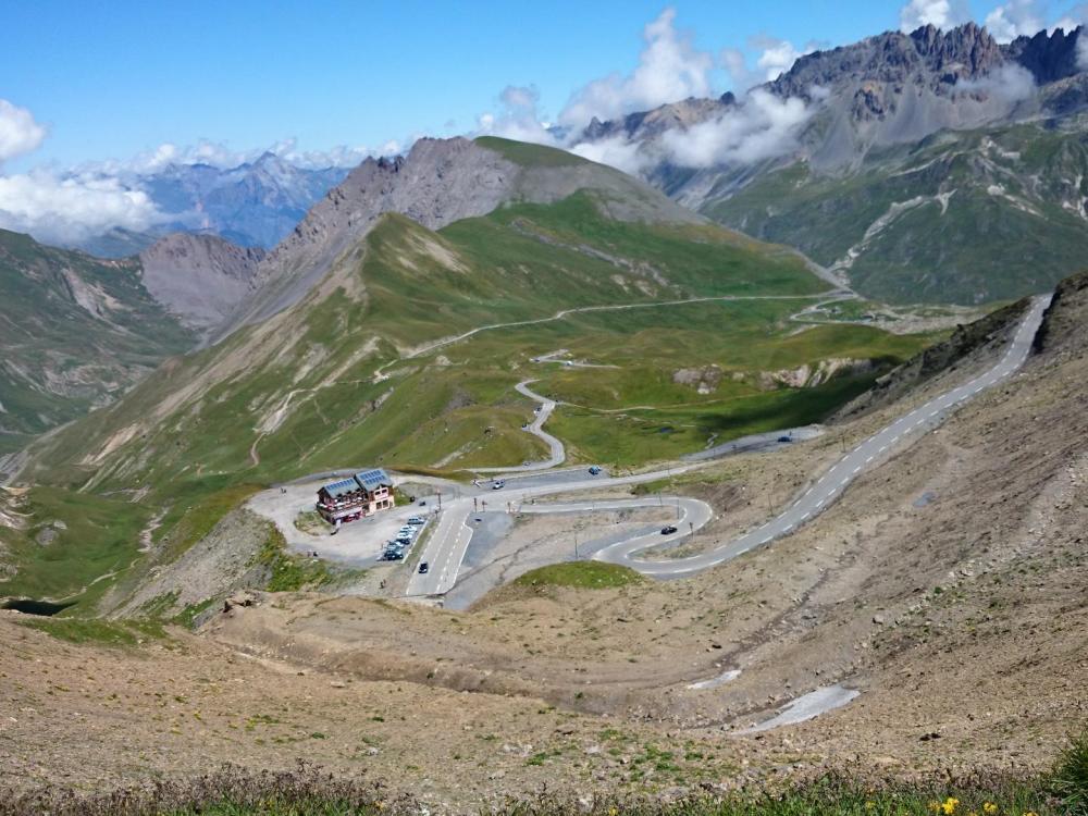 dans le fond , la montée sans fin depuis les Granges