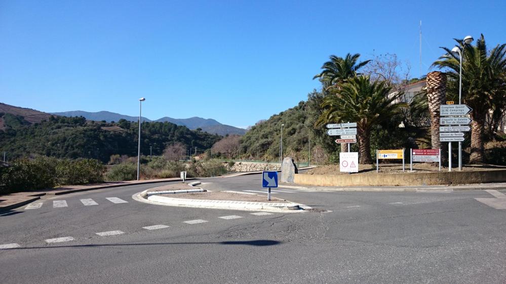 Banyuls, à gauche le col de Banyuls, à droite la route vers la tour de Chameloc à prendre au retour !