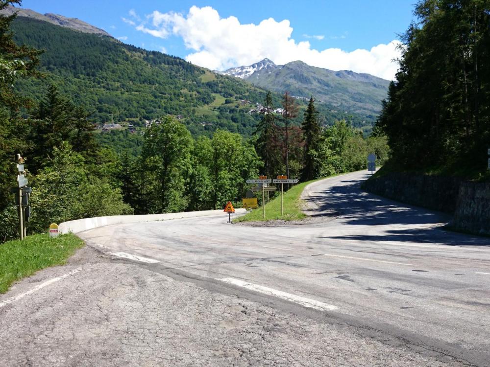 le croisement avec la route qui mène à Valmeiner