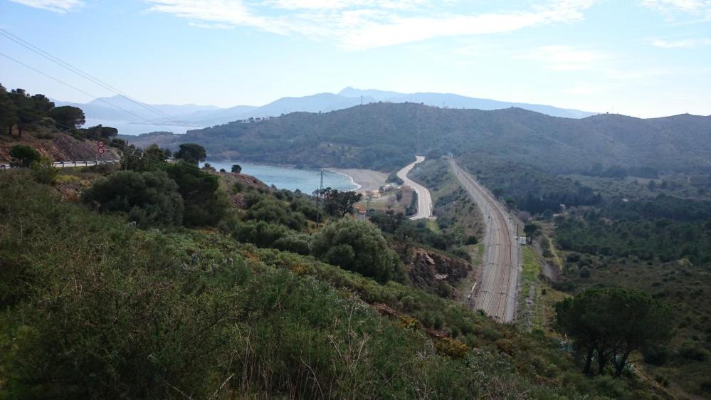 Vue sur la route et la ligne de chemin de fer au dessus de llança