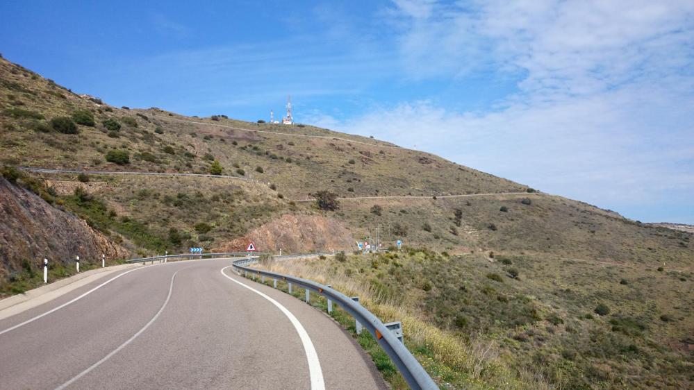 La route monte pour rejoindre cerbère