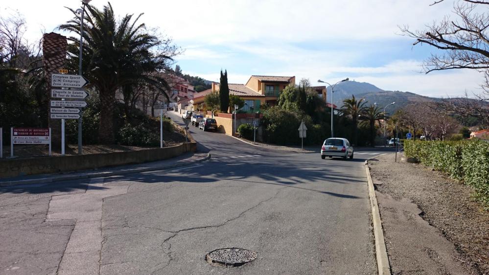 Dans Banyuls, la route qui mène à la Tour de Madeloc