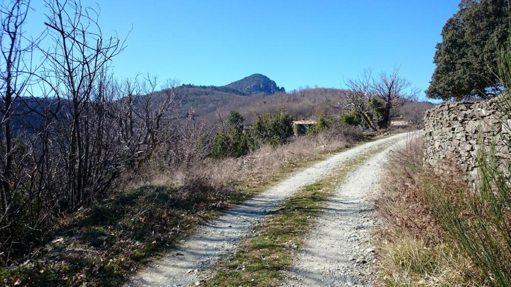 Arrivée à Los Falguieras, au fond se dresse le pic d' Anjeau