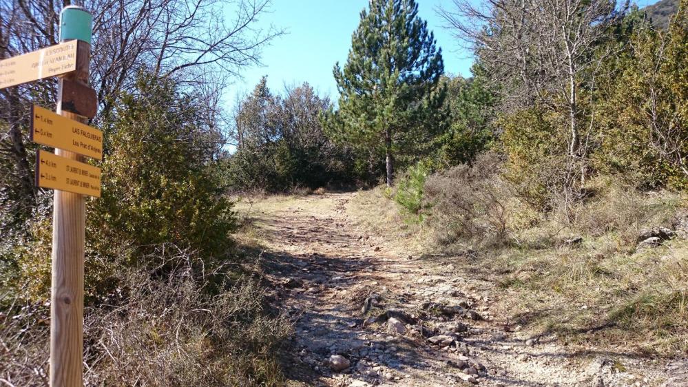 Bifurcation à droite pour monter direct au pic d' Anjeau