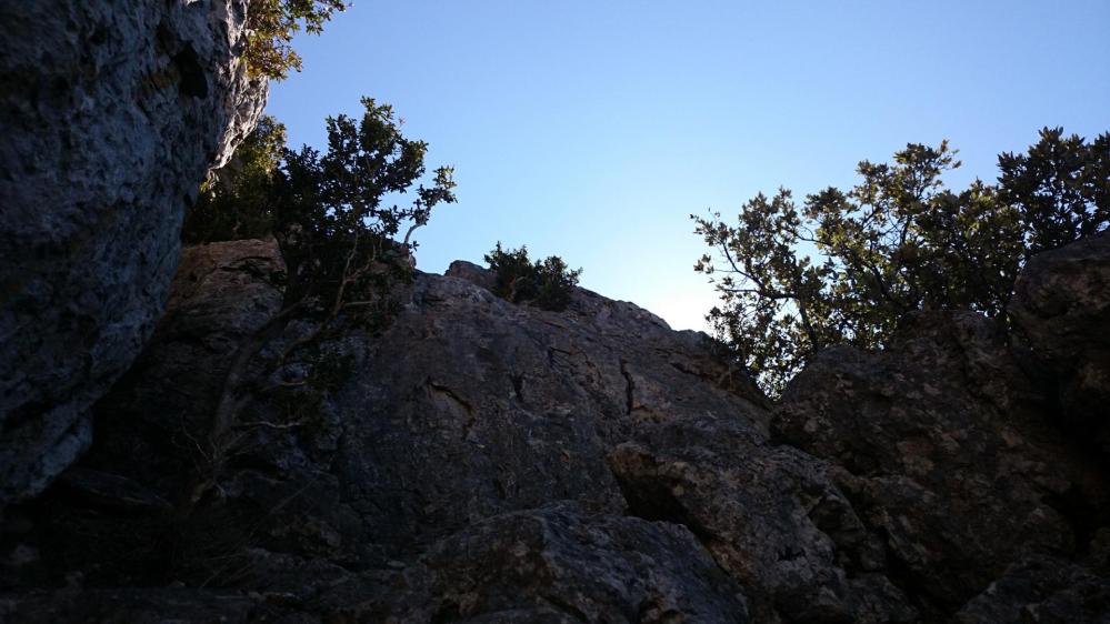 Un des murs verticaux à descendre au pic d' Anjeau