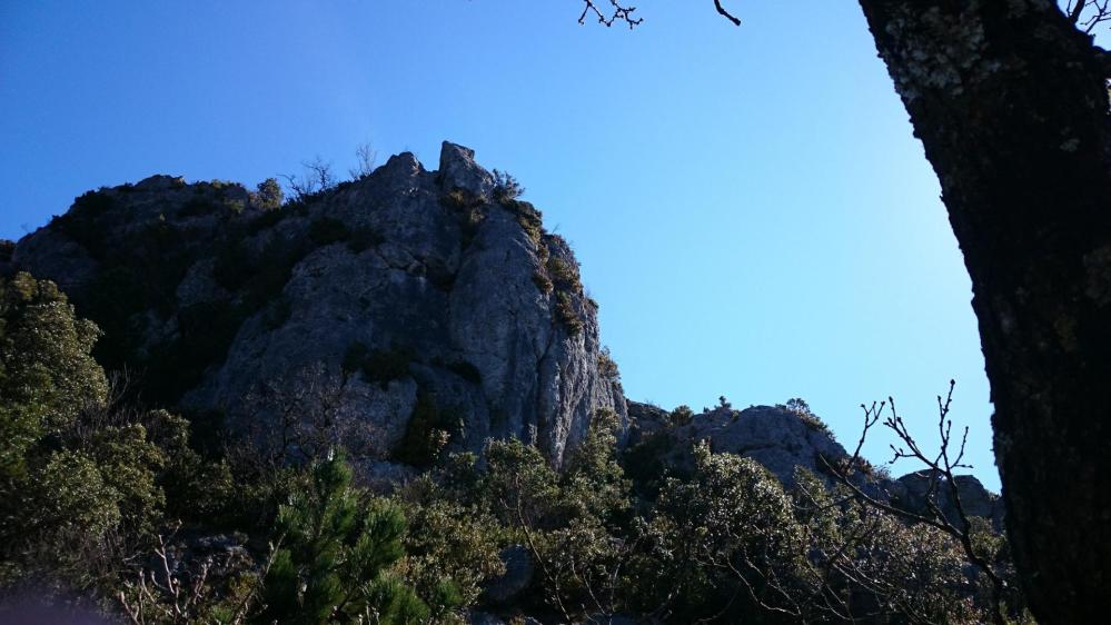 De nouveau au pied du pic d' Anjeau dans le parcours d' arête vers la bataquette