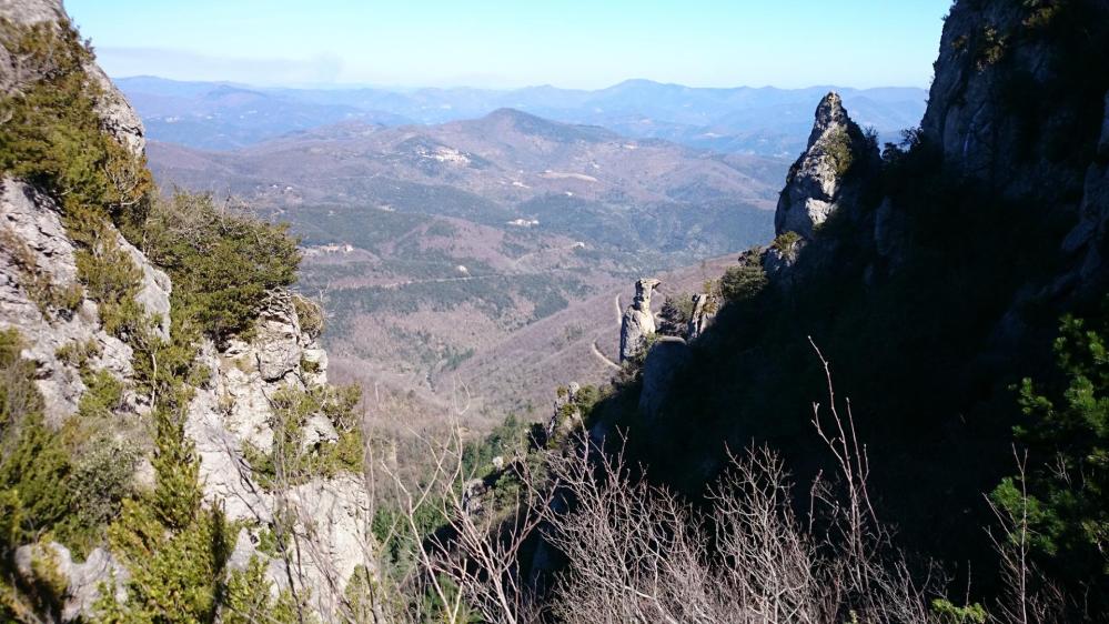 Beau panorama dans la descente du pic d' Anjeau côté baraquette