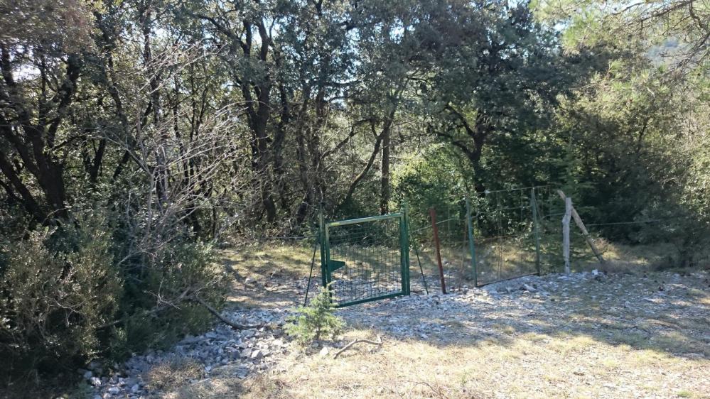 Le portail à franchir pour repartir de la Baraquette au pied du pic D' Anjeau côté grotte d' Anjeau