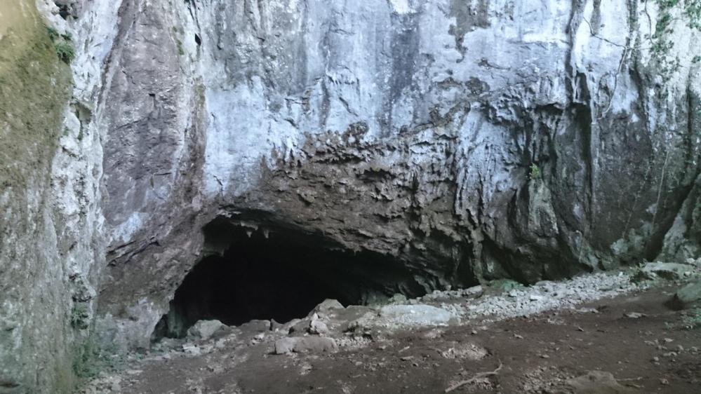 L' entrée de la grotte d' Anjeau