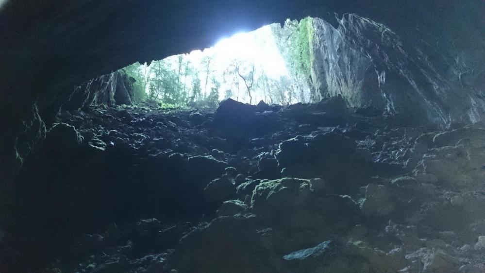 Beau porche d' entrée à la grotte d' Anjeau