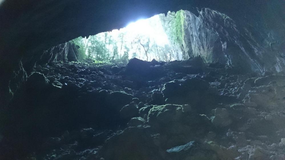 Beau porche d' entrée à la grotte d' Anjeau