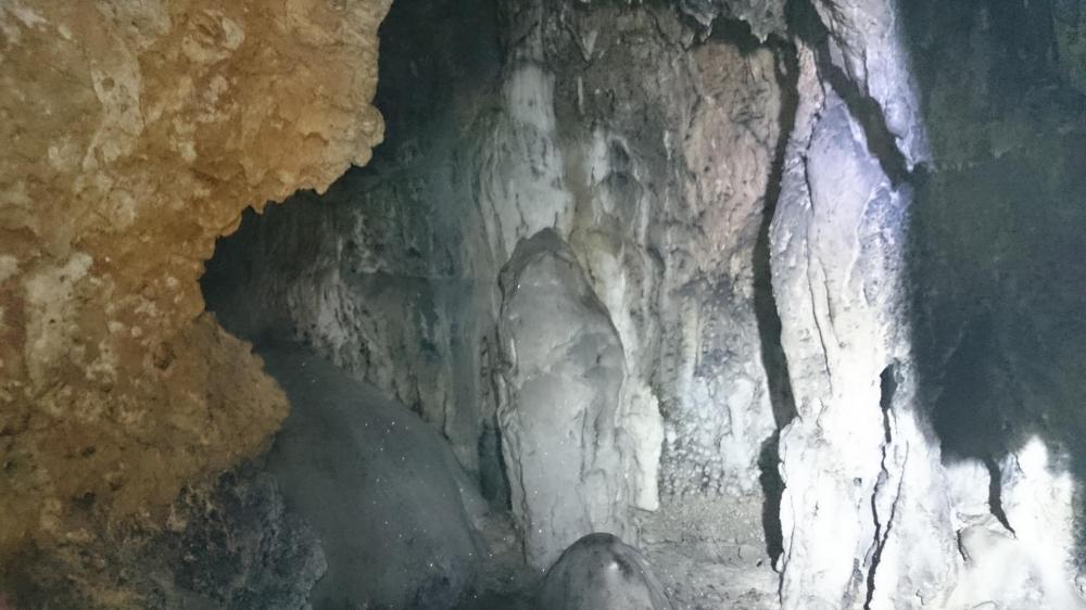 La grotte d' Anjeau dans sa première partie