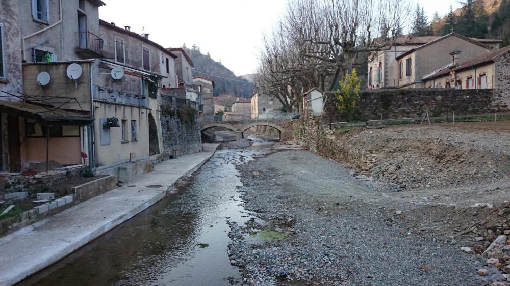 à l' entrée du village ... les dégâts de l' innondation sont encore apparents !