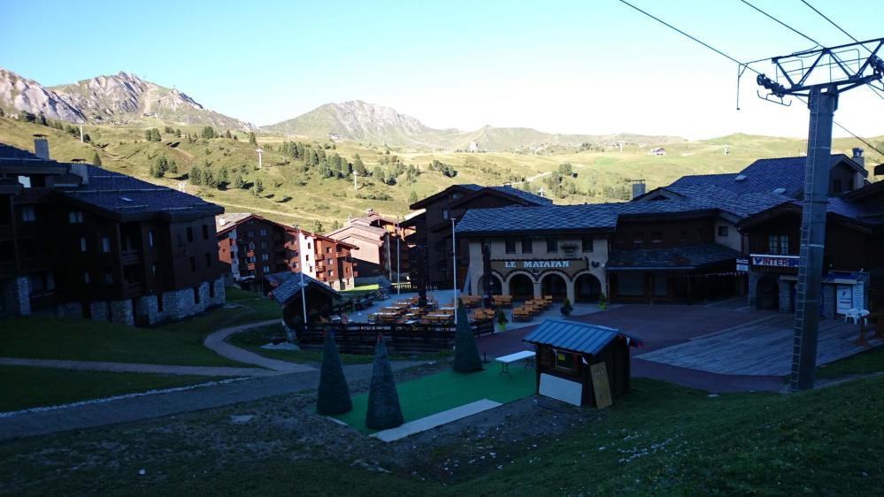 Départ de Belle Plagne pour la via ferrata de la falaise des Bourtes