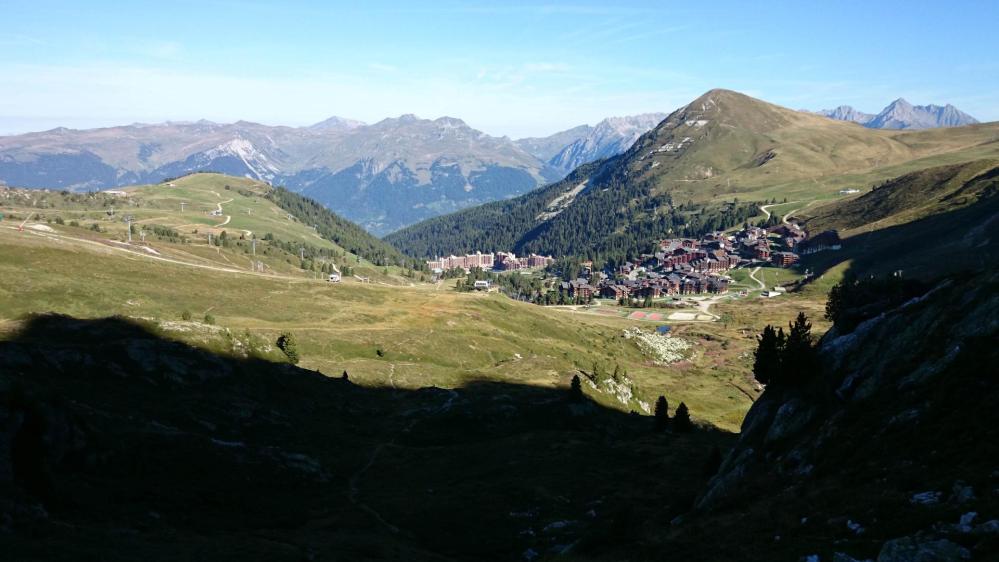 Vue sur Belle Plagne depuis l' accès au practice