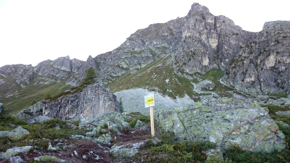 Sur le site de la via ferrata de Belle Plagne,le practice au premier plan, les rochers des Bourtes au fond !