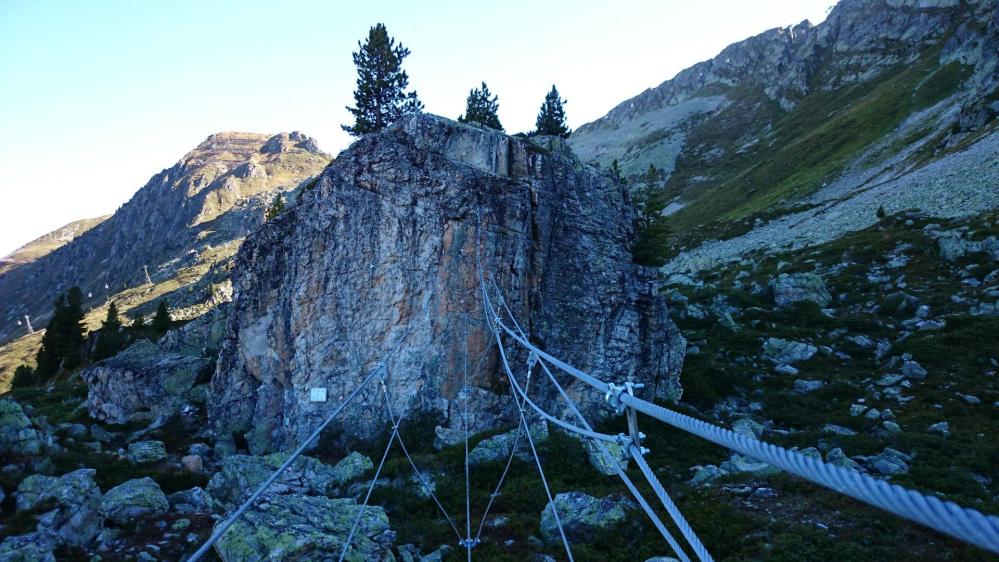 Le pont tibetain du practicedela via ferrata des Bourtes à belle Plagne