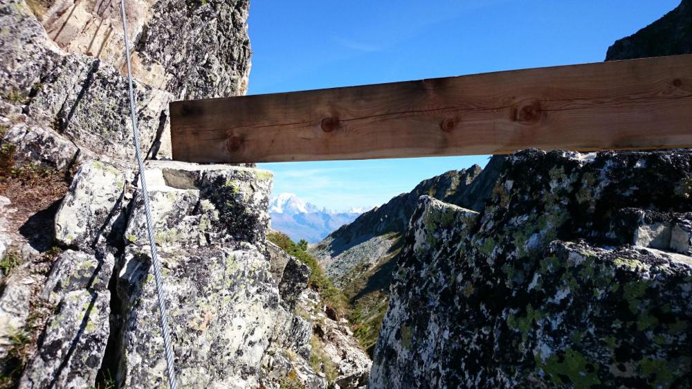 la poutre qui mène au secteur 3 de la via ferrata des Bourtes ... et à une belle vue sur le Mont Blanc !
