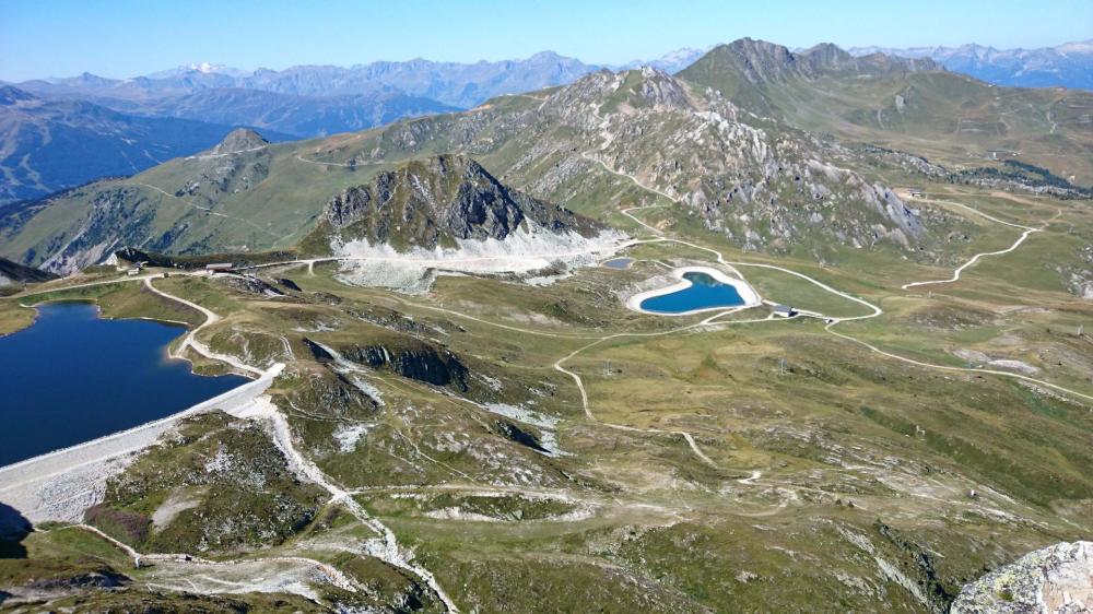 Magnifique vue sur les retenues d' eau au dessus de Belle Plagne