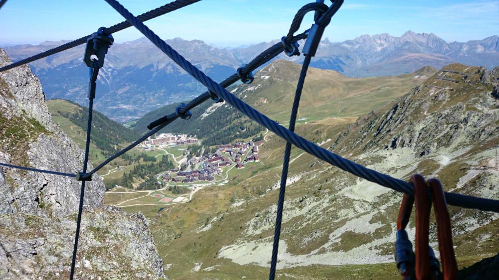 Belle Plagne depuis la passerelle de la via des Bourtes