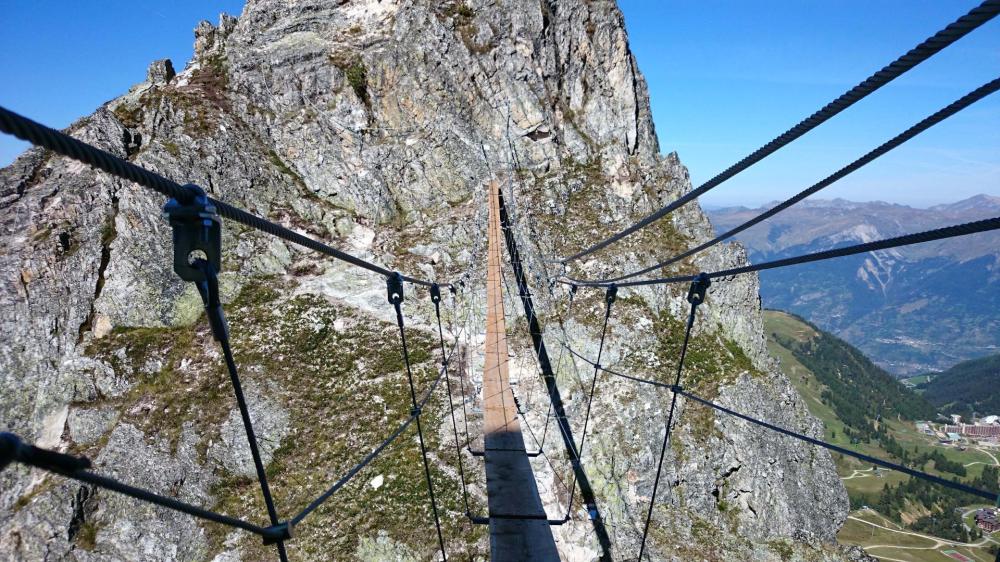 Sur la passerelle à la redescente du secteur 2 de la via des Bourtes, la sortie de via sefait juste en dessous ... en 2015 !