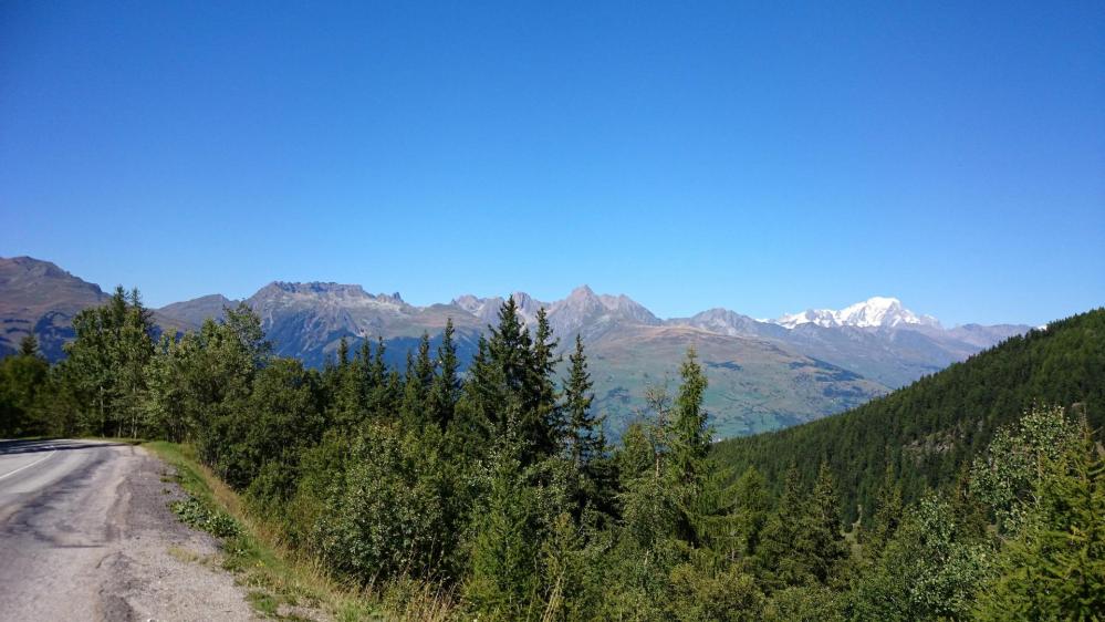 Belle vue sur le Mont Blanc dans la montée de belle Plagne