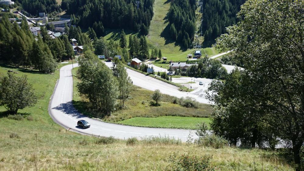 Les lacets de la montée de Belle Plagne juste à l' arrivée de la piste de bobsleigh