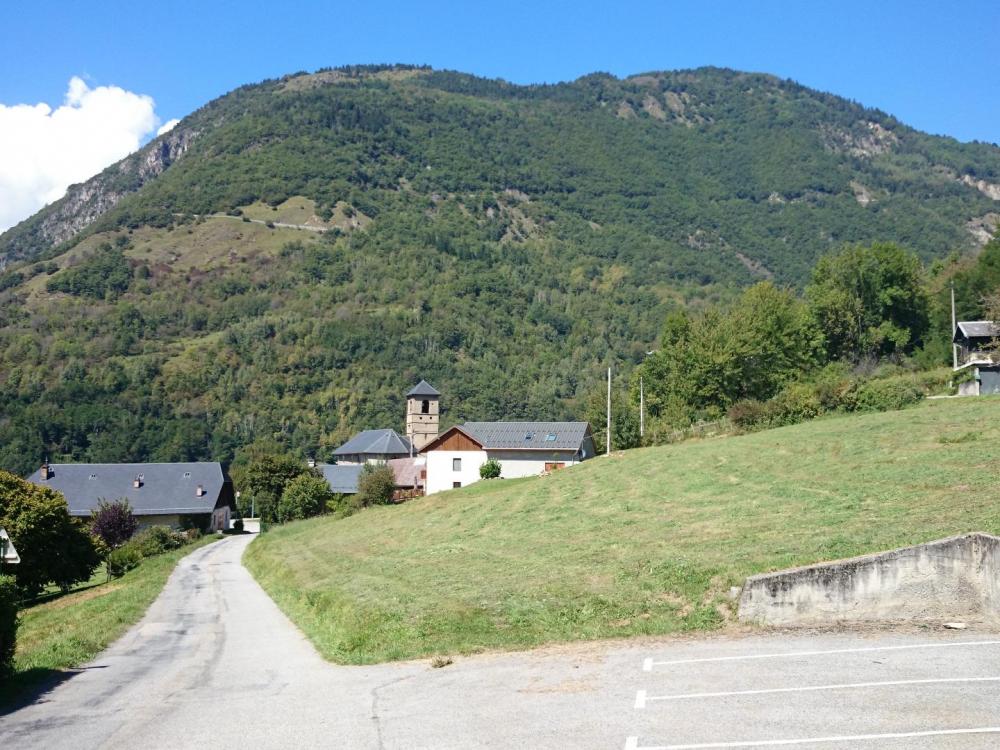 au départ de la montée du col de la Madeleine par Notre Dame du Cruet