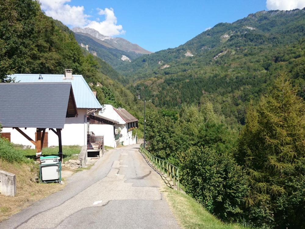 Petite route, montée sévère et cadre champêtre