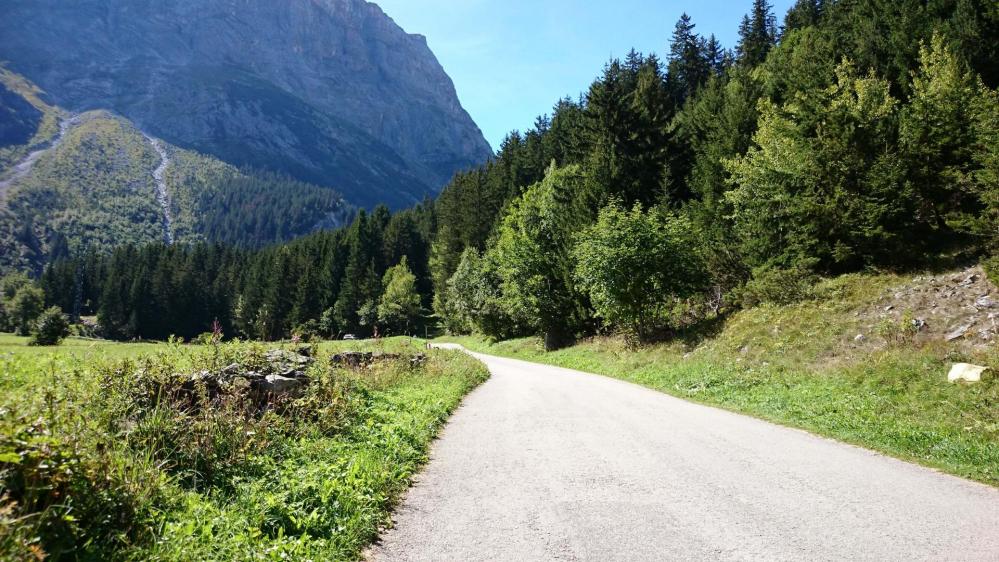 La route à la sortie de Pralognan