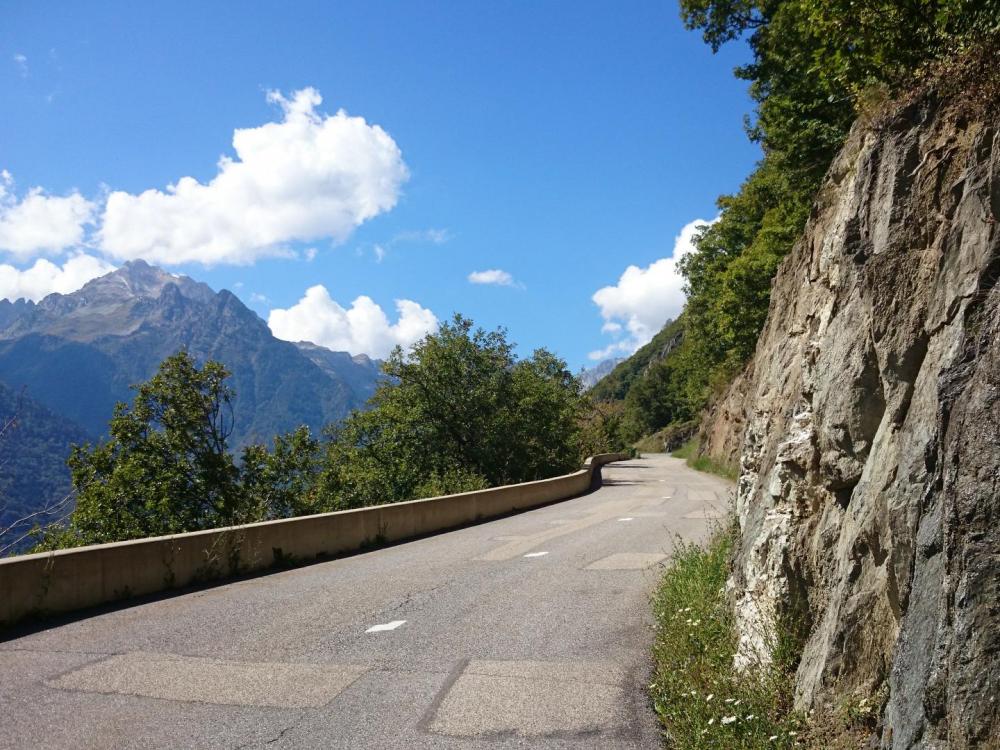 Montée à vélo à l' écart de toute circulation  ... sauf celle que l' on entend venant de l' autre côté de la vallée !!!