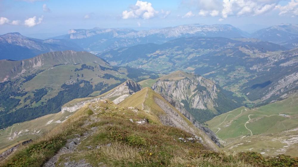 le début du sentier qui mène au câble, en bas à droite la route pastorale qui relie le col de l' Arpettaz et le col des Aravis