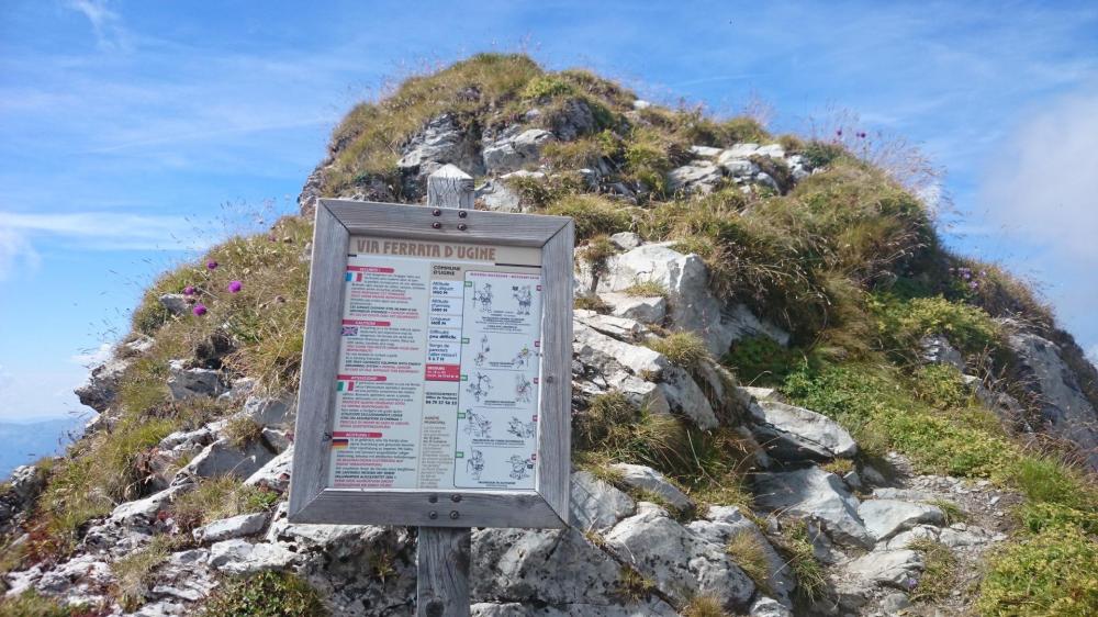 le panneau via ferrata juste sous le sommet côté Pas de L' Ours le panneau via ferrata juste sous le sommet côté Pas de L' Ours