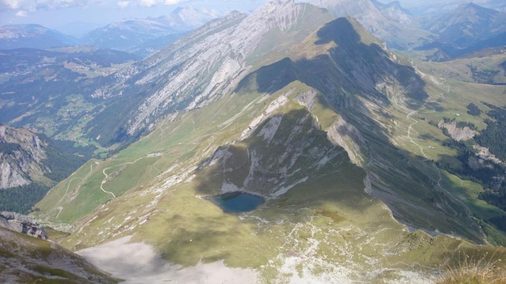 le lac du Charvin sous le sommet le lac du Charvin sous le sommet