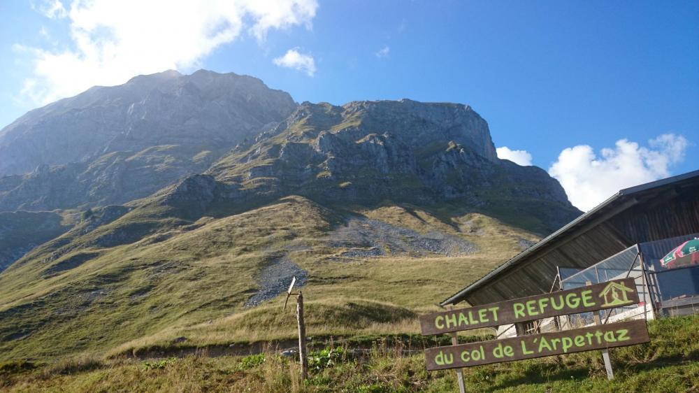 Refuge du col de l' Arpettaz sous le Charvin