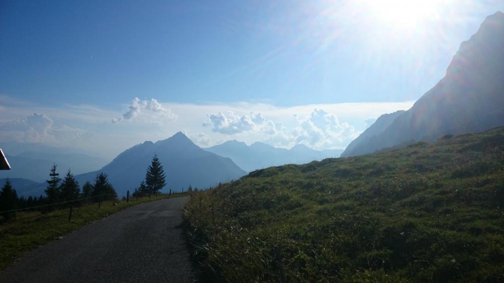 Les Bauges vues depuis la route de l' Arpettaz qui descend vers Les Bassins (parking de départ)