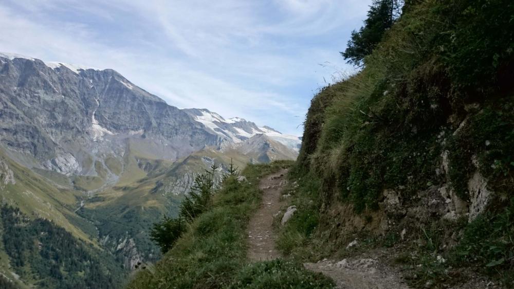 Sentier suspendu dans la descente aux 100 virages !