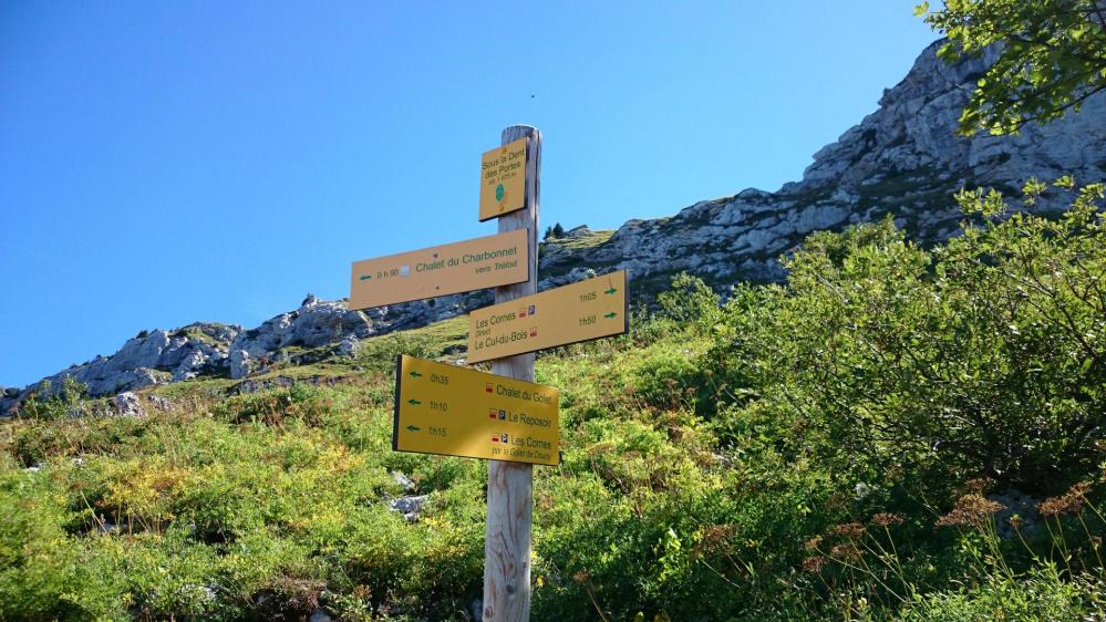 On part à droite sous la Dent des Portes en direction du mont Trélod