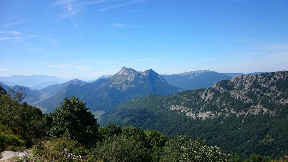 Au premier plan dans la montée, Colombier,dent de rossanaz et les pistes de ski du Margeriaz