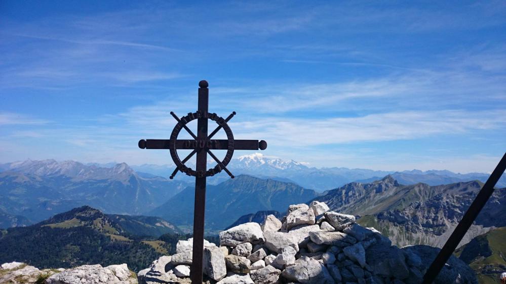 La croix en fer forgé datant de 1937 au sommet du Mont Trélod (2181 m)