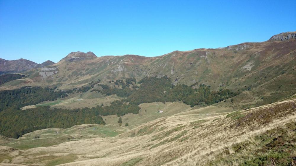 Sentier en traversée sous le Puy et les fours de Peyre Arse