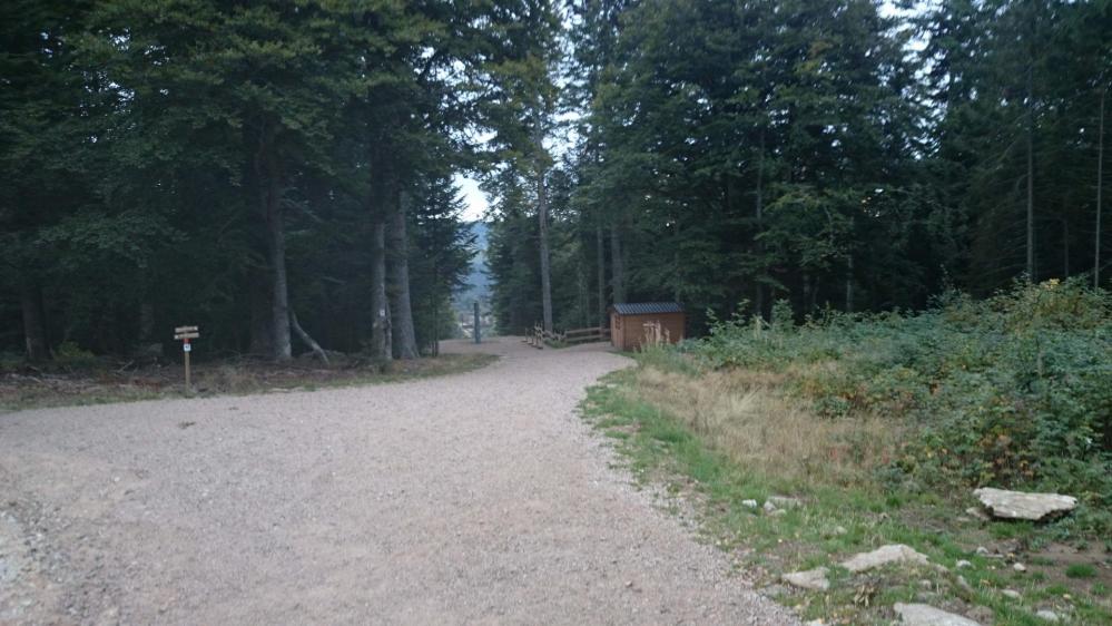 Départ de la grande tyrolienne encadrée à droite, sentier via ferrata à gauche
